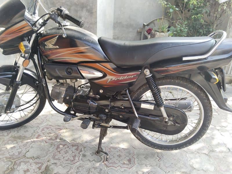 Honda pridor available in excellent condition 5