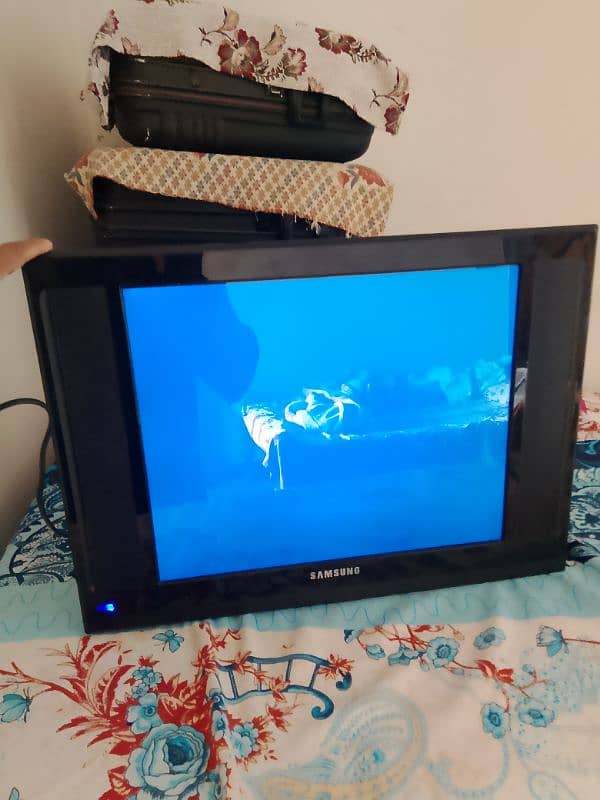 chaina 17 inch LCD for sell very good new condition bout Kam use huwi 0