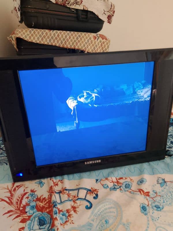 chaina 17 inch LCD for sell very good new condition bout Kam use huwi 1