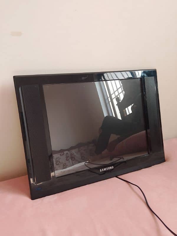 chaina 17 inch LCD for sell very good new condition bout Kam use huwi 3