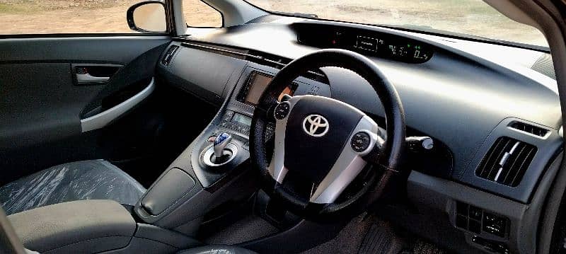 Toyota Prius 2011 S Led Islamabad total orignal 4