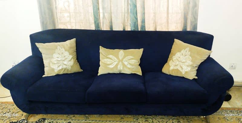 7 seater Navy blue velvet sofa in good condition. 1