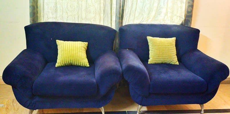 7 seater Navy blue velvet sofa in good condition. 2