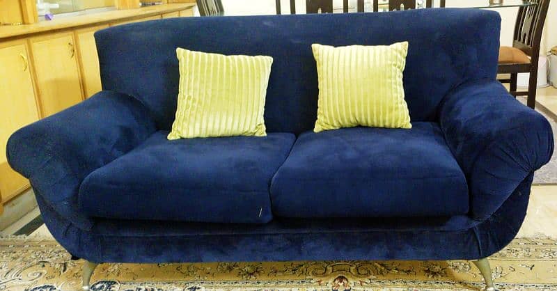 7 seater Navy blue velvet sofa in good condition. 3