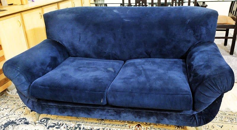 7 seater Navy blue velvet sofa in good condition. 4