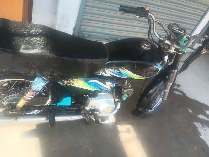 70 unique bike he me apne bike sell kr Raha ho kese ko be Lene ho to 2