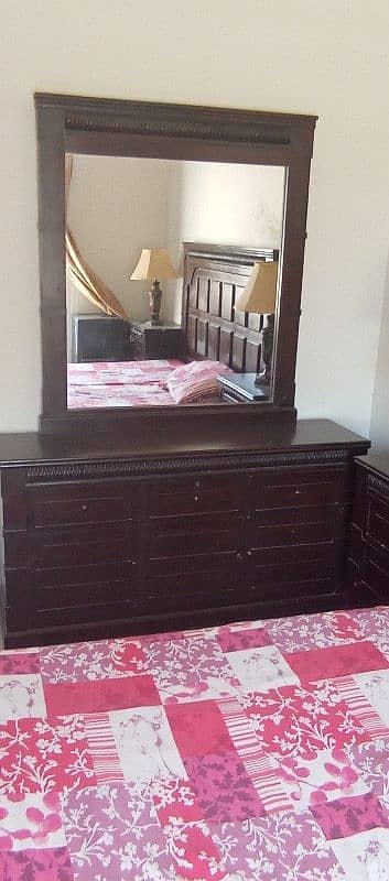 Bed set with dressing table and side tables 0