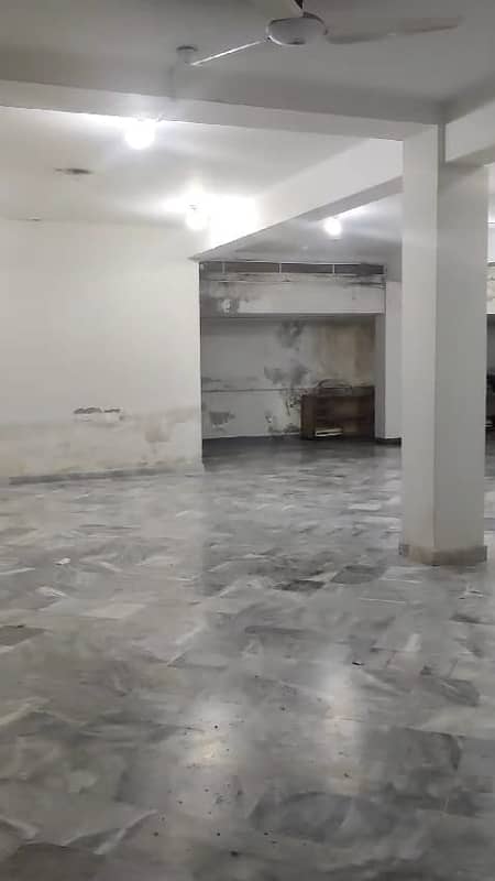 1 KANAL COMMERCIAL BUILDING FOR RENT AT PRIME LOCATION OF ALLAMA IQBAL TOWN 2