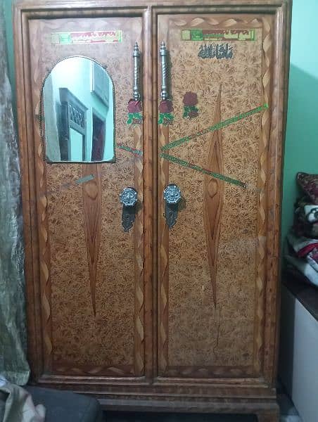 Iron Almari with mirror in Good Condition For Sale 1