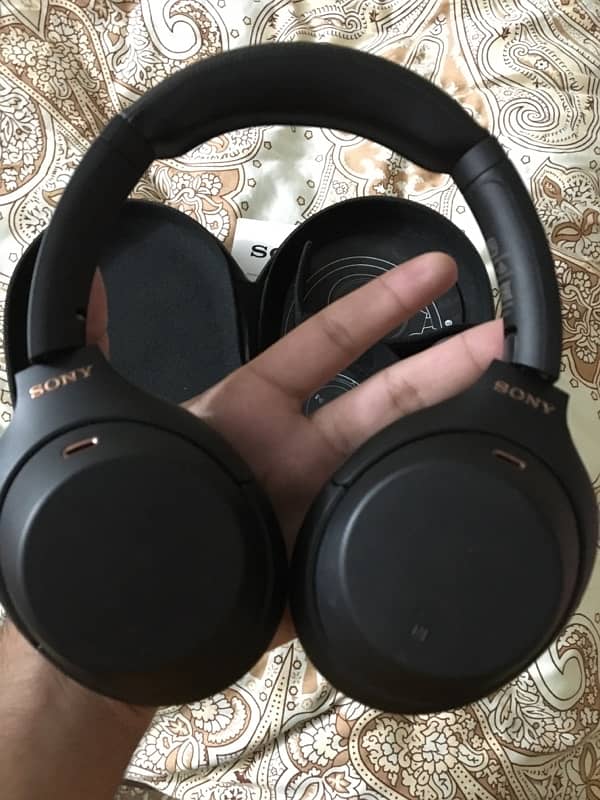 Sony WH-1000XM4 headphones 3