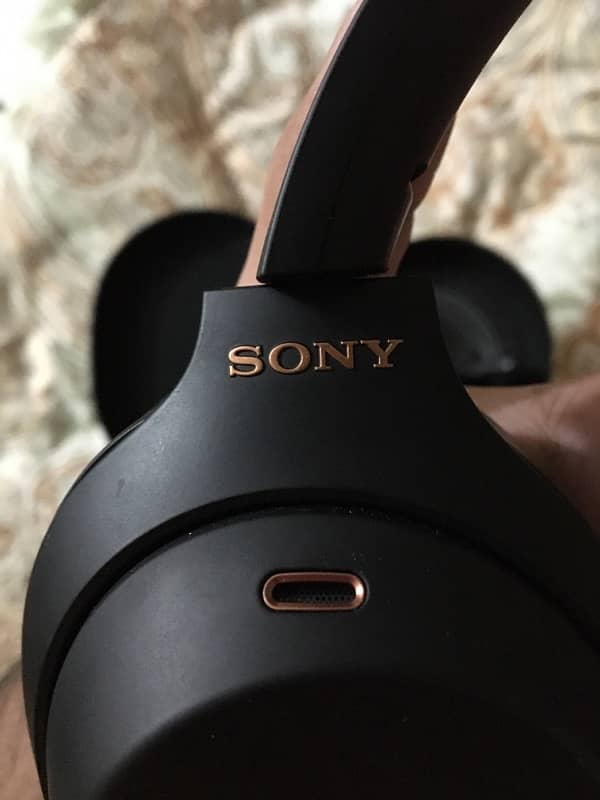 Sony WH-1000XM4 headphones 4