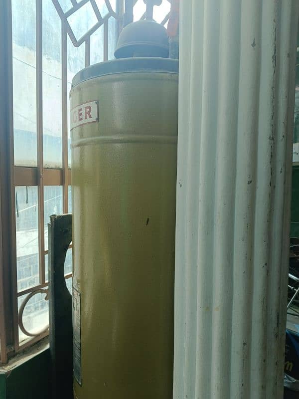 sui gas geyser for sale in good condition 3