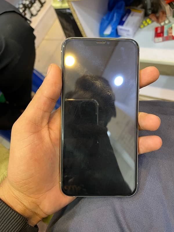 Iphone 11 pro max 64gb factory with box and charger 1