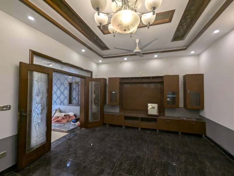 10 MARLA VIP Brand New Type Used House Double Story available for sale in WapdaTown lahore. 1