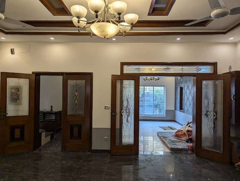 10 MARLA VIP Brand New Type Used House Double Story available for sale in WapdaTown lahore. 6