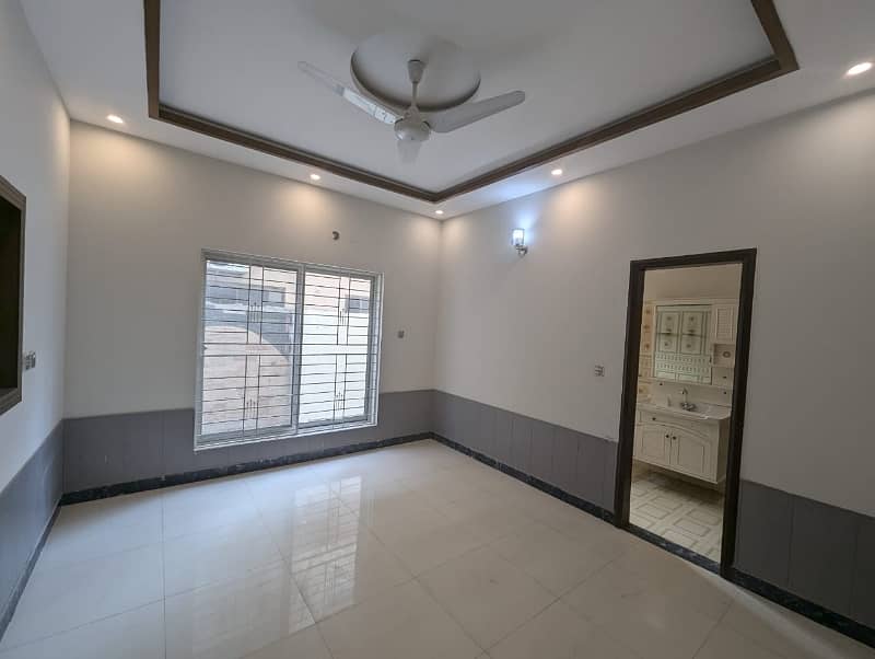 10 MARLA VIP Brand New Type Used House Double Story available for sale in WapdaTown lahore. 8