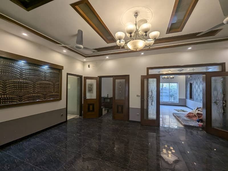 10 MARLA VIP Brand New Type Used House Double Story available for sale in WapdaTown lahore. 9