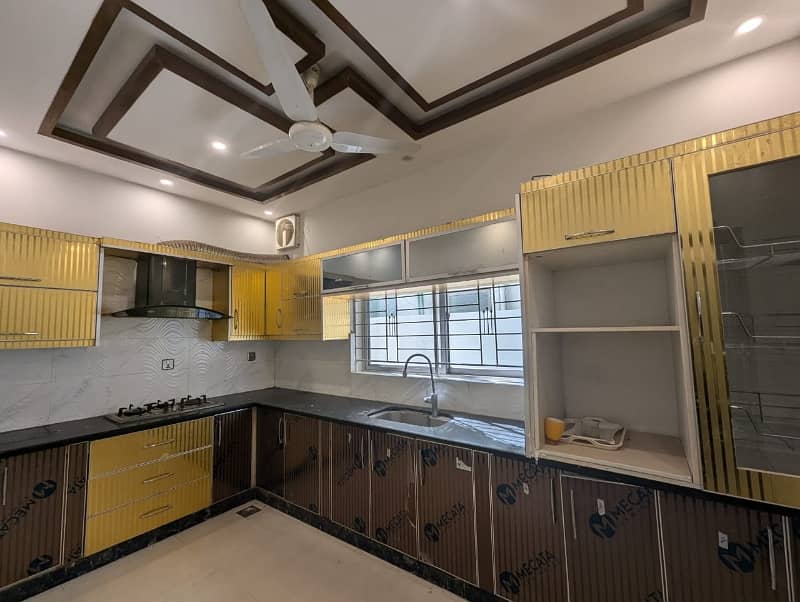 10 MARLA VIP Brand New Type Used House Double Story available for sale in WapdaTown lahore. 19