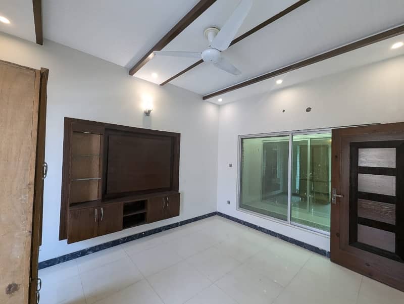 10 MARLA VIP Brand New Type Used House Double Story available for sale in WapdaTown lahore. 30