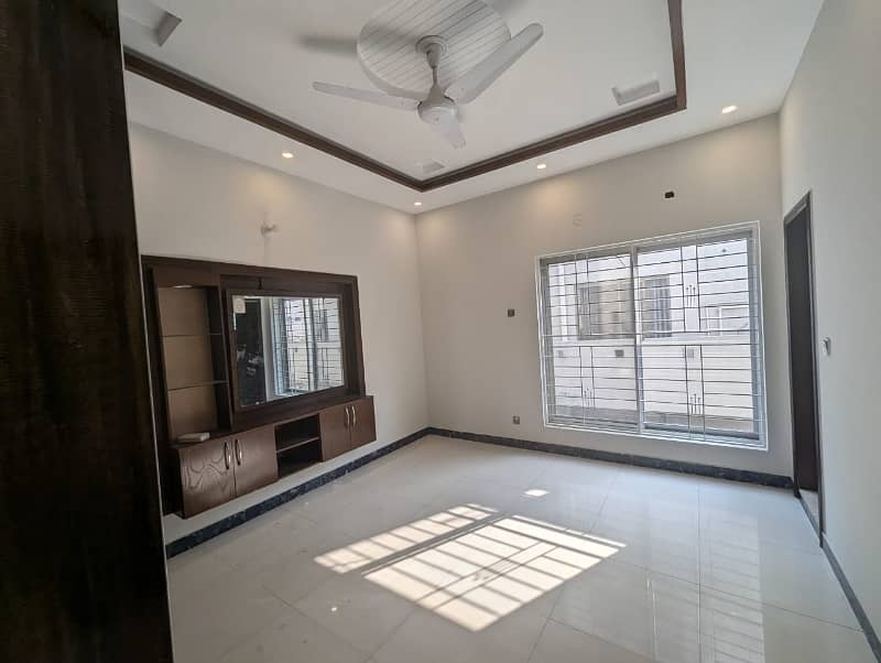 10 MARLA VIP Brand New Type Used House Double Story available for sale in WapdaTown lahore. 35