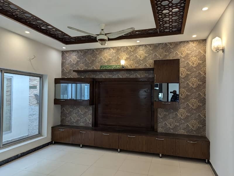 10 MARLA VIP Brand New Type Used House Double Story available for sale in WapdaTown lahore. 38