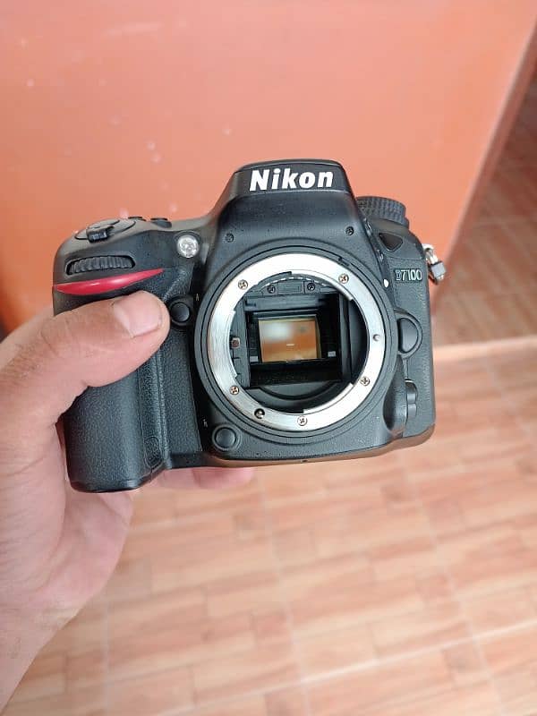 Nikon D7100 Camera With all accessories 4