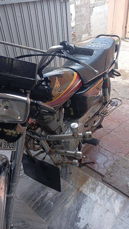 HonDa 125 Rawalpindi Number Registered 2011 Model 0