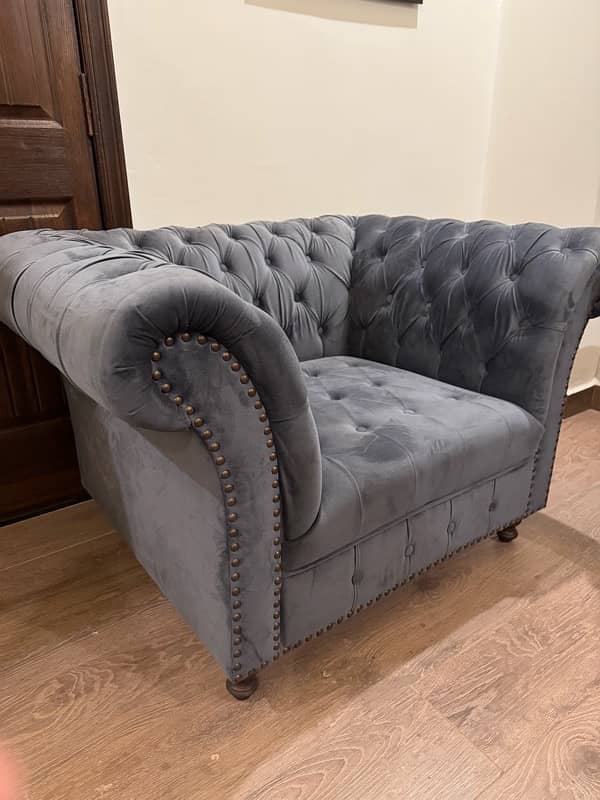 Elegant Chesterfield Sofa Set for Sale 1