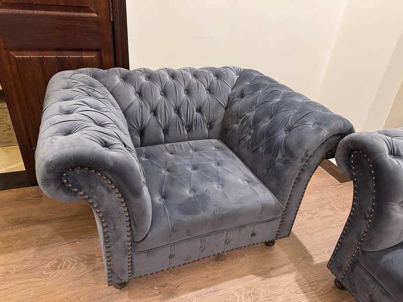 Elegant Chesterfield Sofa Set for Sale 2