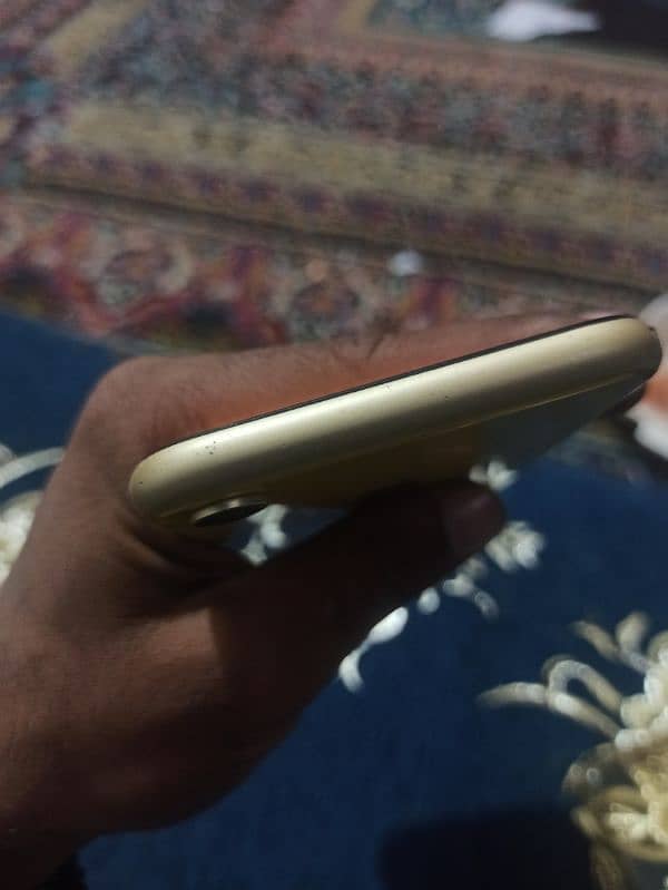 iphone xr non pta 64 gb minor back crack picture mn nzr ajay gii. . 4