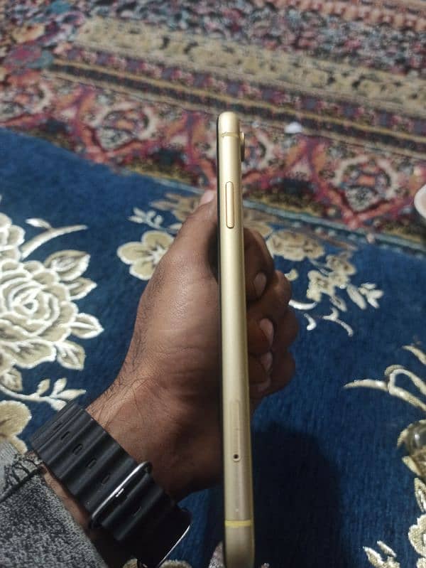 iphone xr non pta 64 gb minor back crack picture mn nzr ajay gii. . 6