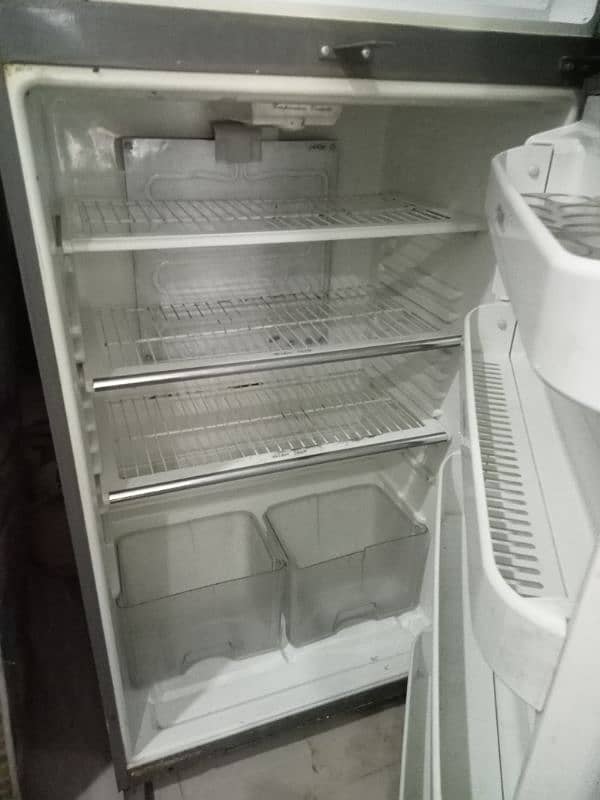 dawlance full size fridge in exelent condition 4