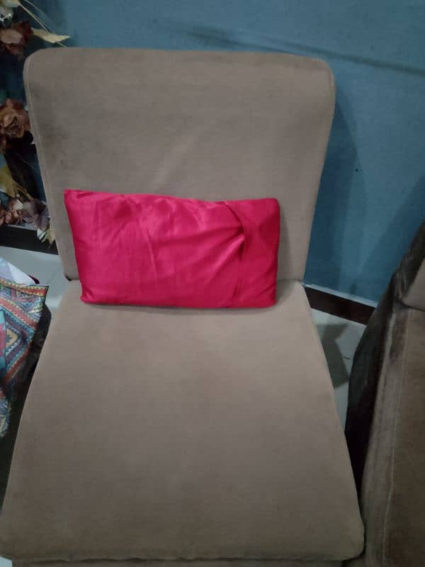 SOFA WITH SMALL RED CUSHIONS. 3