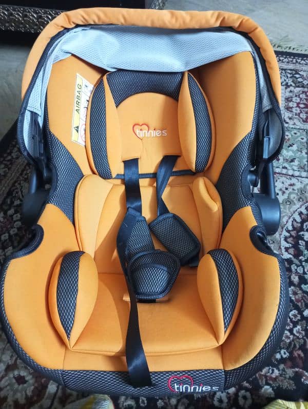 Tinnies Carry Cot & Car Seat 1