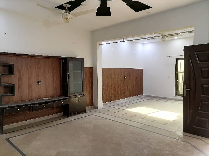 Avail Yourself A Great Prime Location 10 Marla House In Sahafi Colony 3