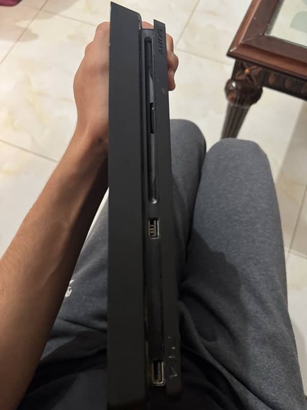 Playstation 4 slim 4