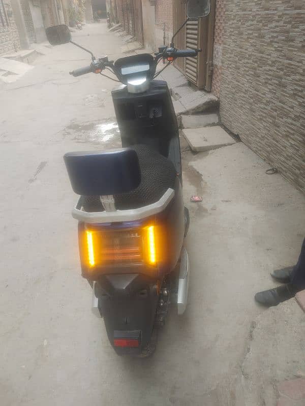 American Amigo super star electric scooty 4