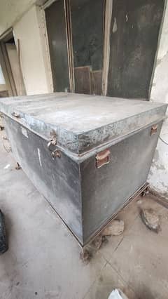 full size trunk peti with iron stand with wheels