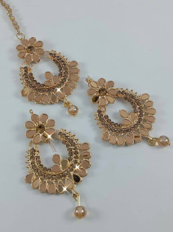 Beautiful Earring With Bindi 5