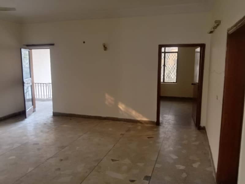 Umer block allama iqbal town 10 marla uper portion for rent in prime location 2