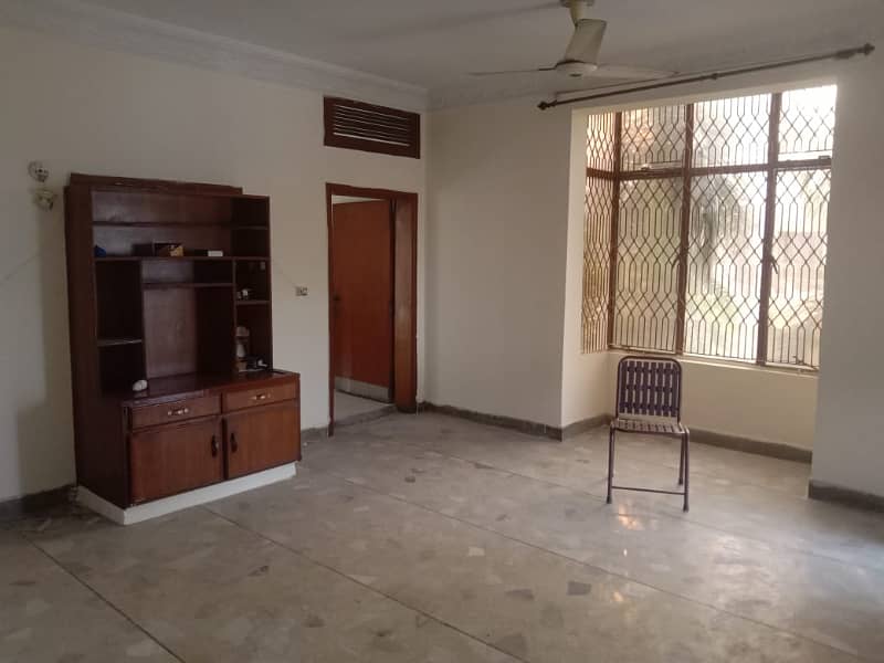 Umer block allama iqbal town 10 marla uper portion for rent in prime location 5