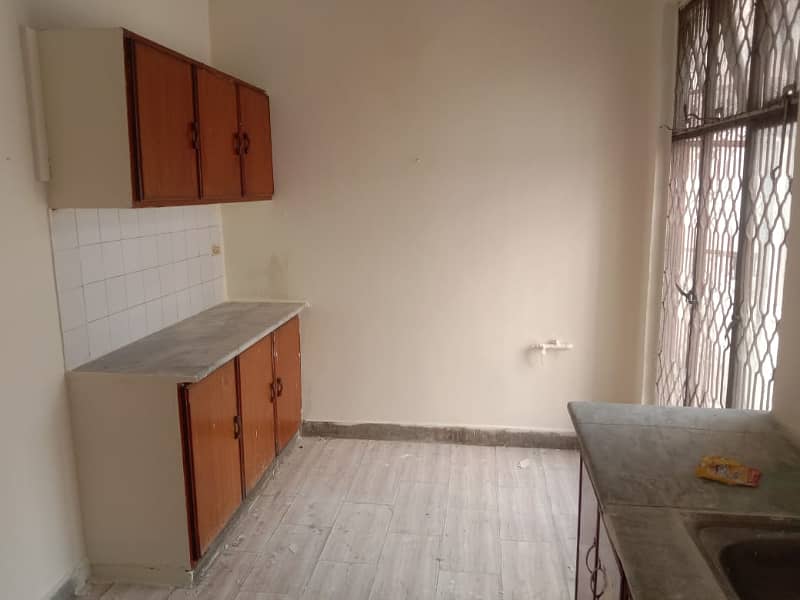 Umer block allama iqbal town 10 marla uper portion for rent in prime location 10