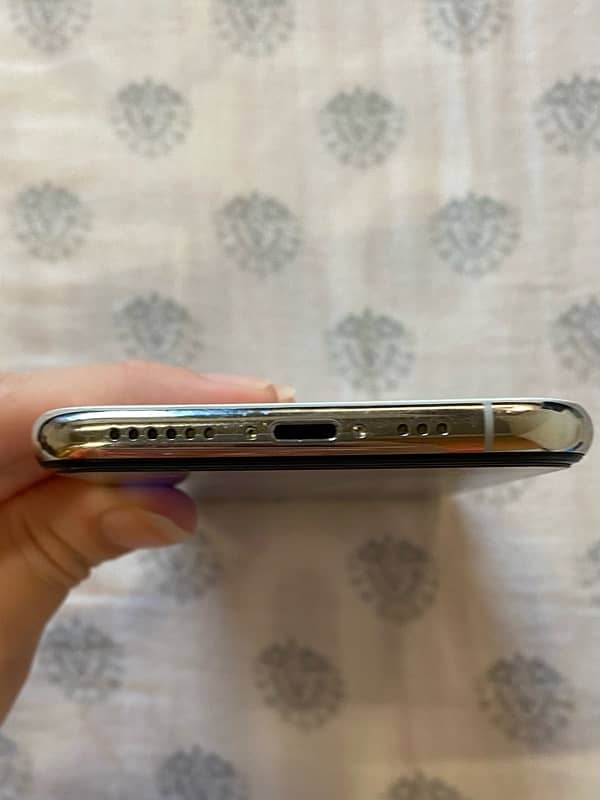 JUST LIKE NEW iPhone XS White PTA Approved 3