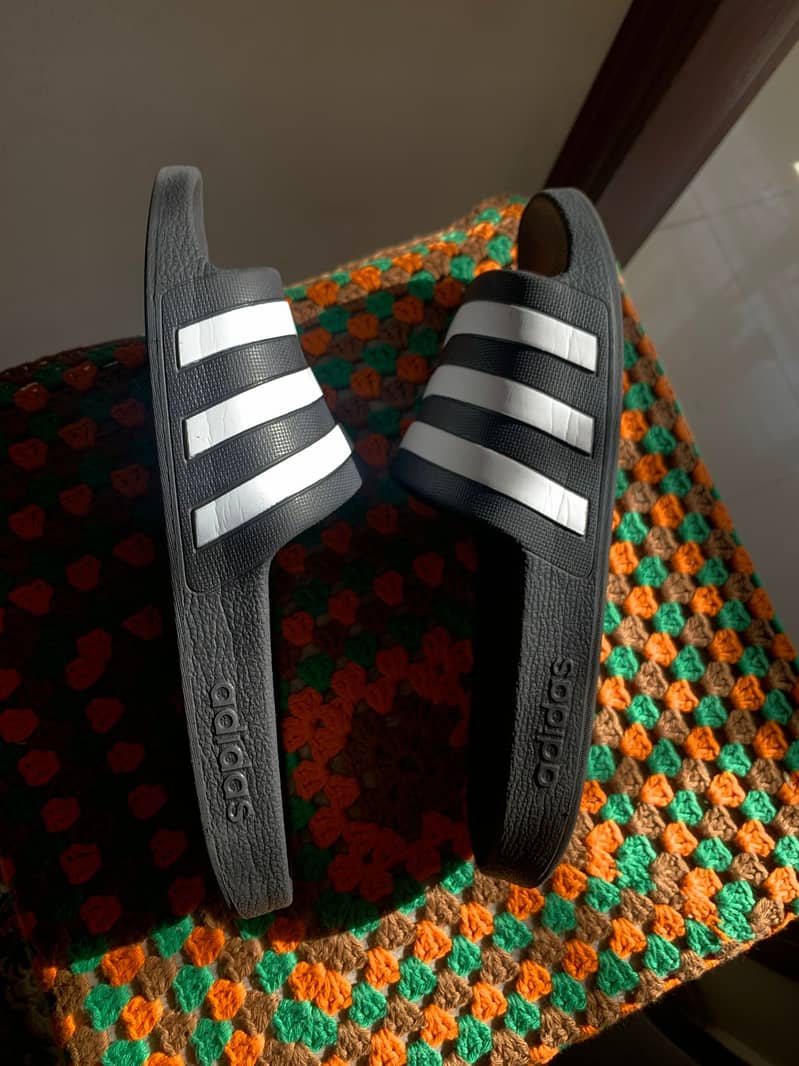 Addidas slippers Orignal 9.5/10 size UK 7 (41- 42) 5