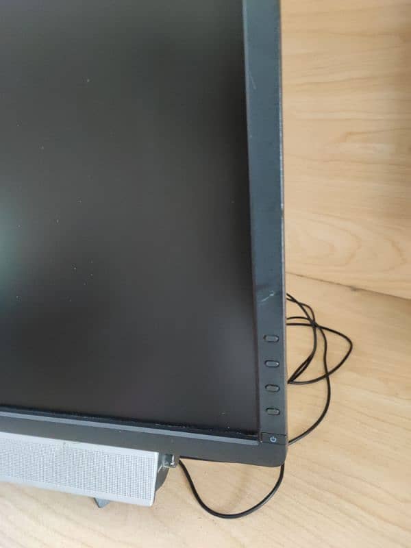 Dell 22 inch wide LCD - body 90% clean - display 100% cpear 5