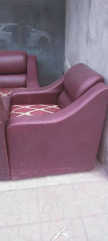 sofa available for sale . achi condition may hai 0