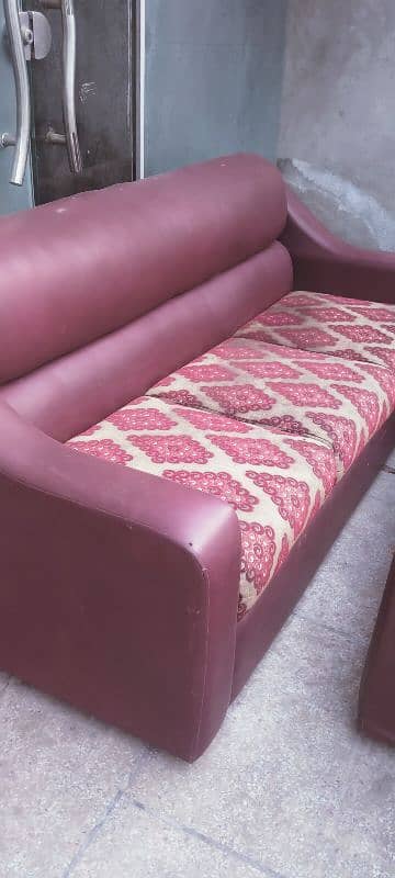 sofa available for sale . achi condition may hai 3