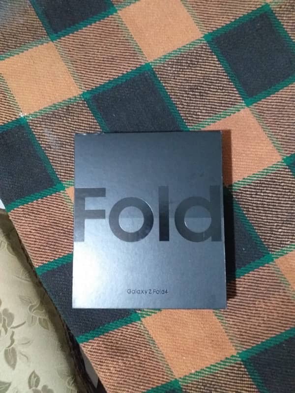 Samsung galaxy Z fold 4 box packed 0