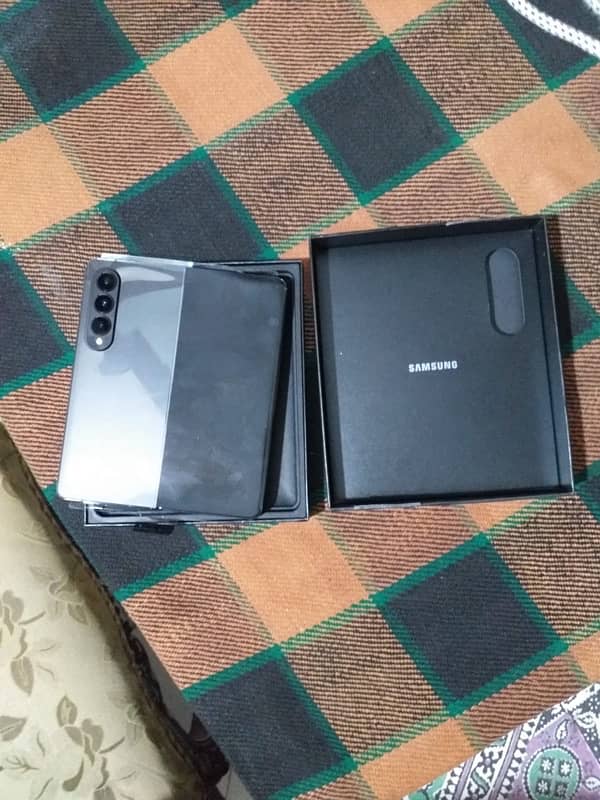 Samsung galaxy Z fold 4 box packed 1