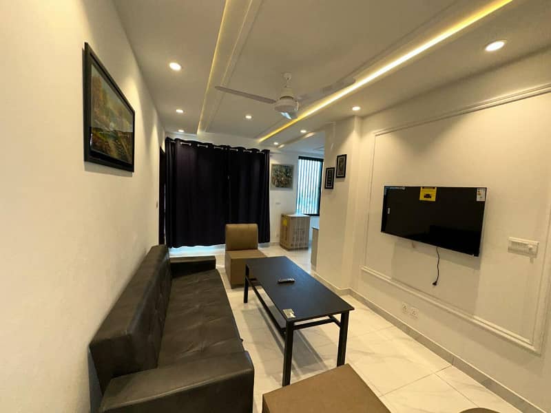 1 Bedroom VIP Full furnish flat per day available in Bahria town Lahore 0